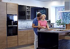 Newlyweds Lovita Fate & Pal Shag в кухнячета това видео
