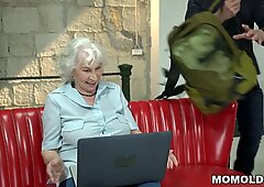 Norma性感清洁旧人在笔记本电脑和猛烈性交上找到一些色情片