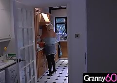 Бабуля приходит домой после дня покупок и находит в доме молодого злоумышленника в маске!