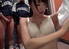 Die tapfere chinesische Dame gibt der ganzen Fußballmannschaft ein Schlucken.