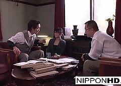 Japoneză secretară îi sugerează pe Șef în Birou