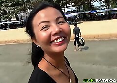 Sexy Thai Gadis ketahuan naik di pantai dan kacau disyuting pemain