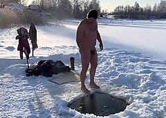 Homem pular no buraco de gelo https://nakedguyz.blogspot.com