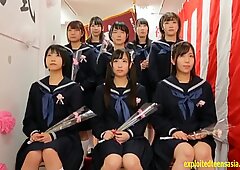 Bangsa Jepun Schoolgirls berkumpul dan mempunyai seketan tepat di sekolah.