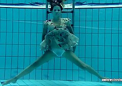 Lucy Gurchenko Russes Poiilu Babe dans la piscine nue