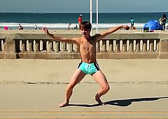 Молодые пидарки танцуют на пляже with speedo bulge / novinho dan & ccedil_ando sunga не доступно praia